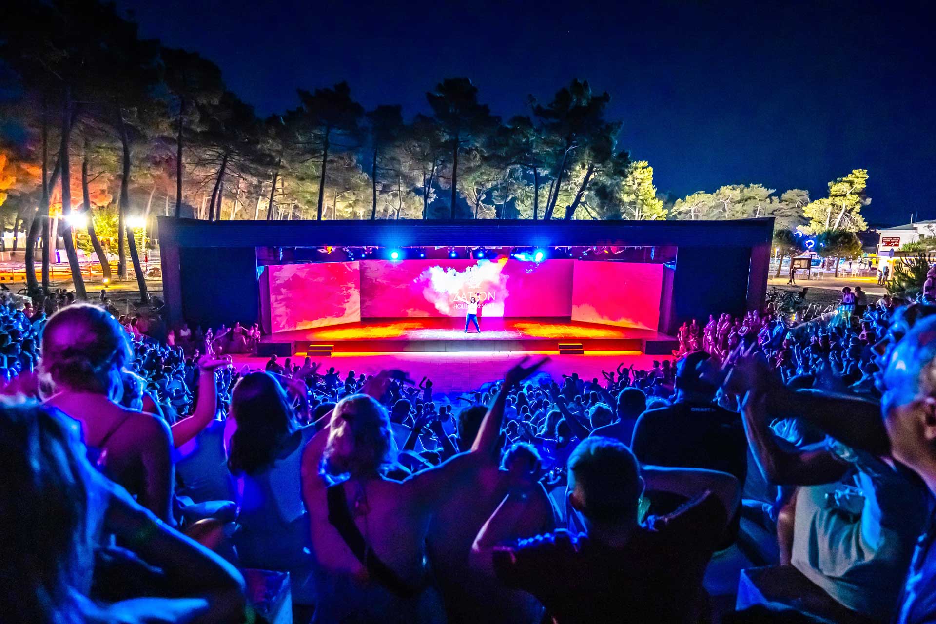 Avondentertainment in het openluchttheater van het Zaton Holiday Resort Avondentertainment in het openluchttheater van het Zaton Holiday Resort