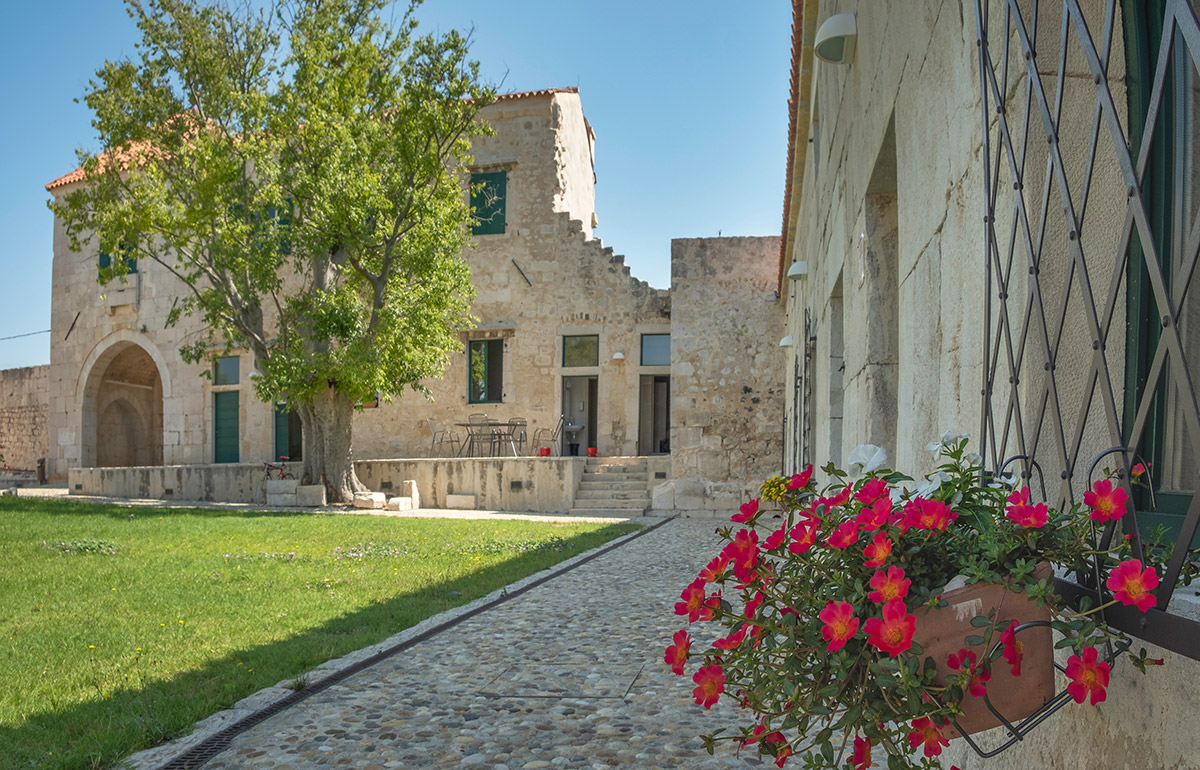 Innenhof Maškovića han in der Nähe des Vrana Sees, Region Zadar